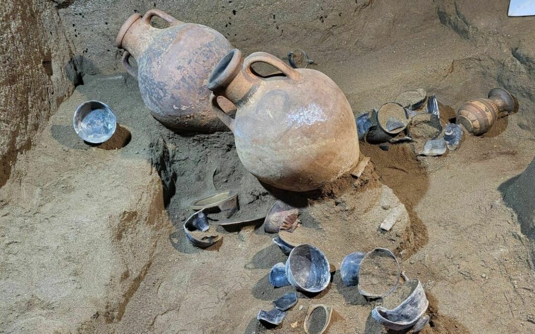 vasi, anfore, coppe e bronzi intatti da 2600 anni