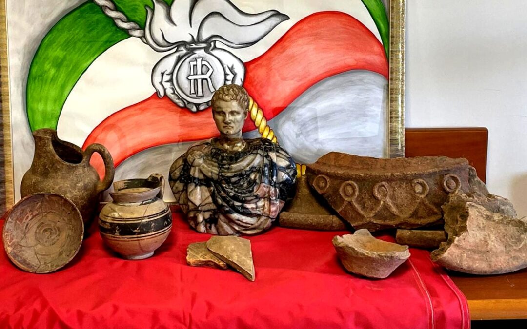 Busti, anfore e coppe etrusche e romane nel salone di una villa: “Provenienti da scavi clandestini”