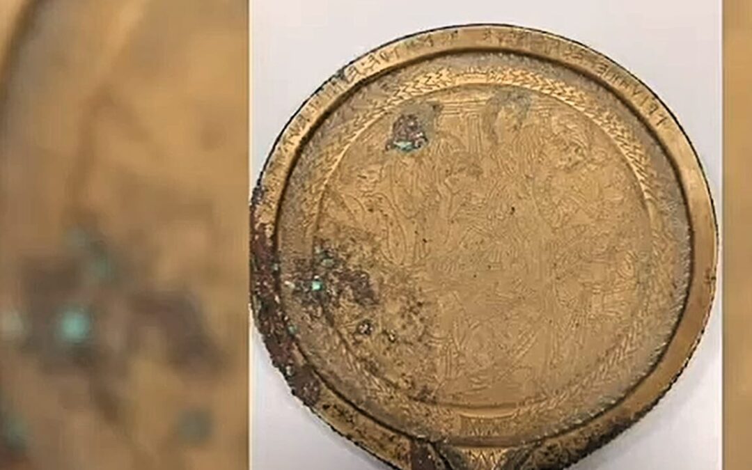 Ricostruita la storia di un prezioso specchio etrusco ritrovato nel 2021: “Proviene da Vulci”