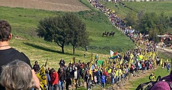 Una carovana di persone a Vulci contro il deposito nazionale di scorie nucleari