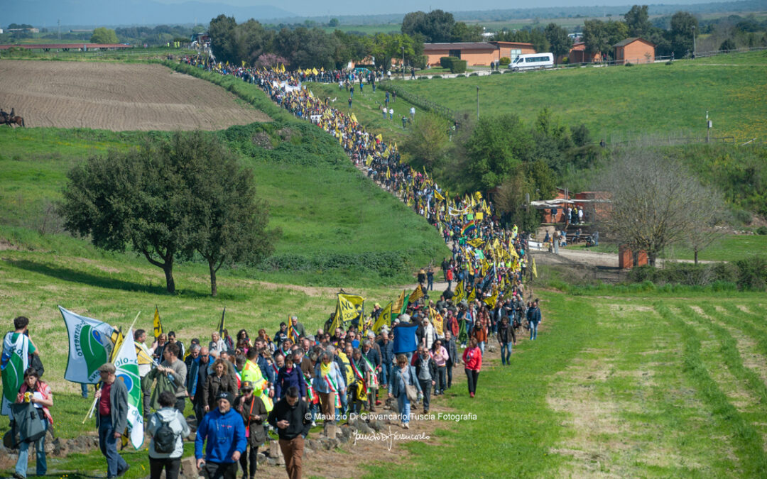 Il popolo della Tuscia spazza via l’idea del Deposito Nazionale di Scorie Nucleari, un muro umano di 3mila persone scrive la storia a Vulci