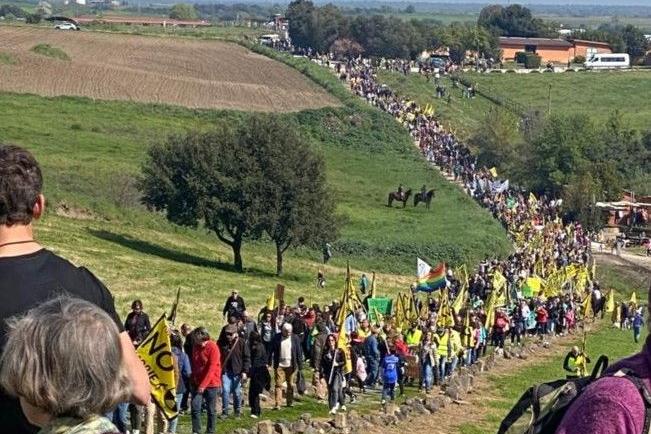 Una carovana di persone a Vulci contro il deposito nazionale di scorie nucleari