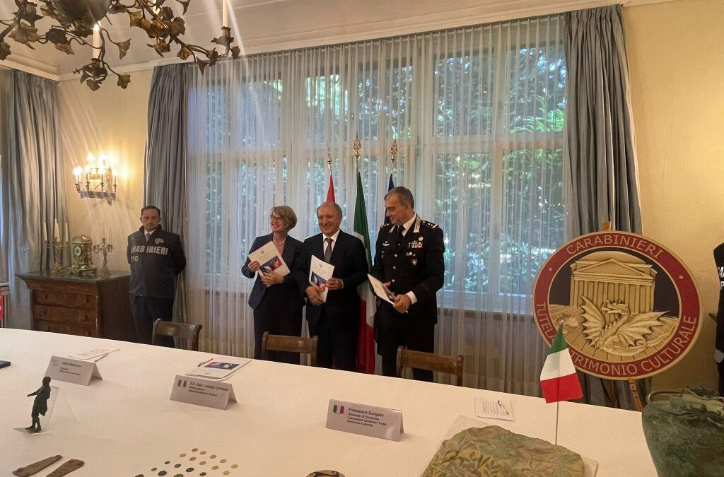 In Svizzera restituiti 48 beni culturali confiscati, l’azione dei Carabinieri Tpc