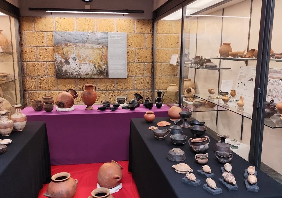 in mostra i reperti della tomba rinvenuta intatta