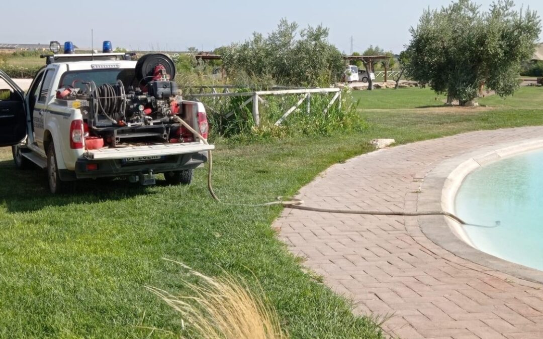 Fiamme a Vulci, vigili del fuoco e Prociv prelevano l’acqua alle terme