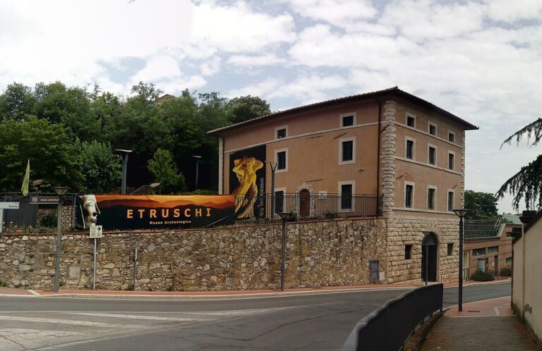 ‘Echi d’Eternità: i volti etruschi si rivelano”: a Chianciano Terme le urne funerarie antropomorfe