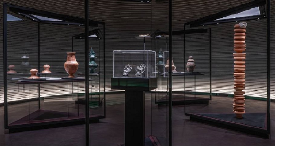 La coppia di mani d’argento e il collarino in osso rinvenuti a Vulci in mostra alla Fondazione Luigi Rovati – TusciaUp