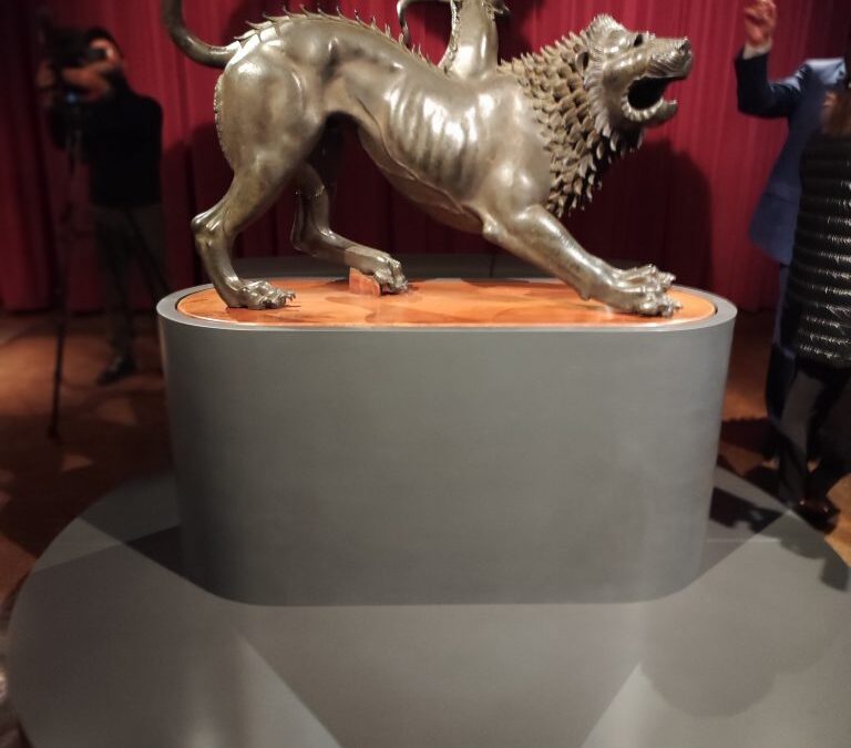 La nuova vita della Chimera di Arezzo: un allestimento che emoziona