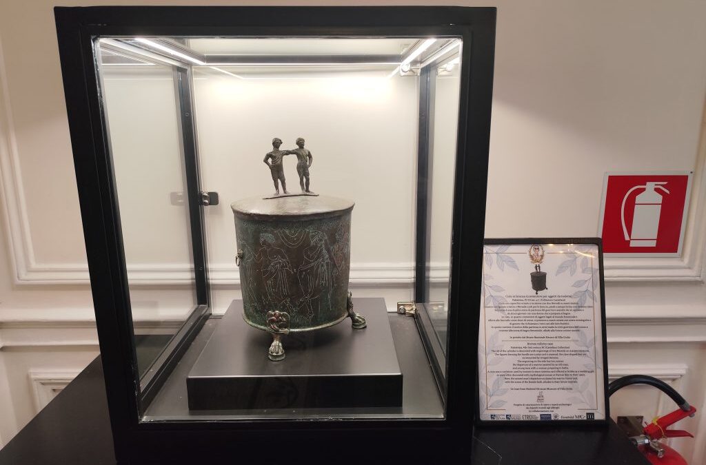 Arte fuori dal Museo: la Cista Castellani torna visibile a Palazzo Dama