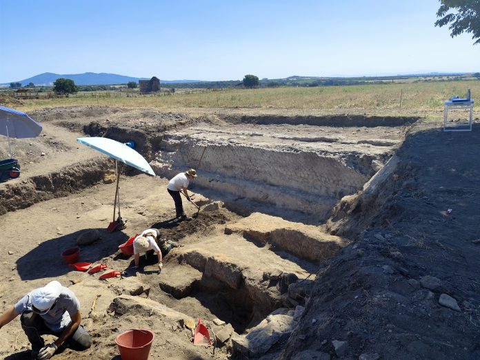 il grande teatro della memoria rivive sotto il sole di una bellissima Etruria