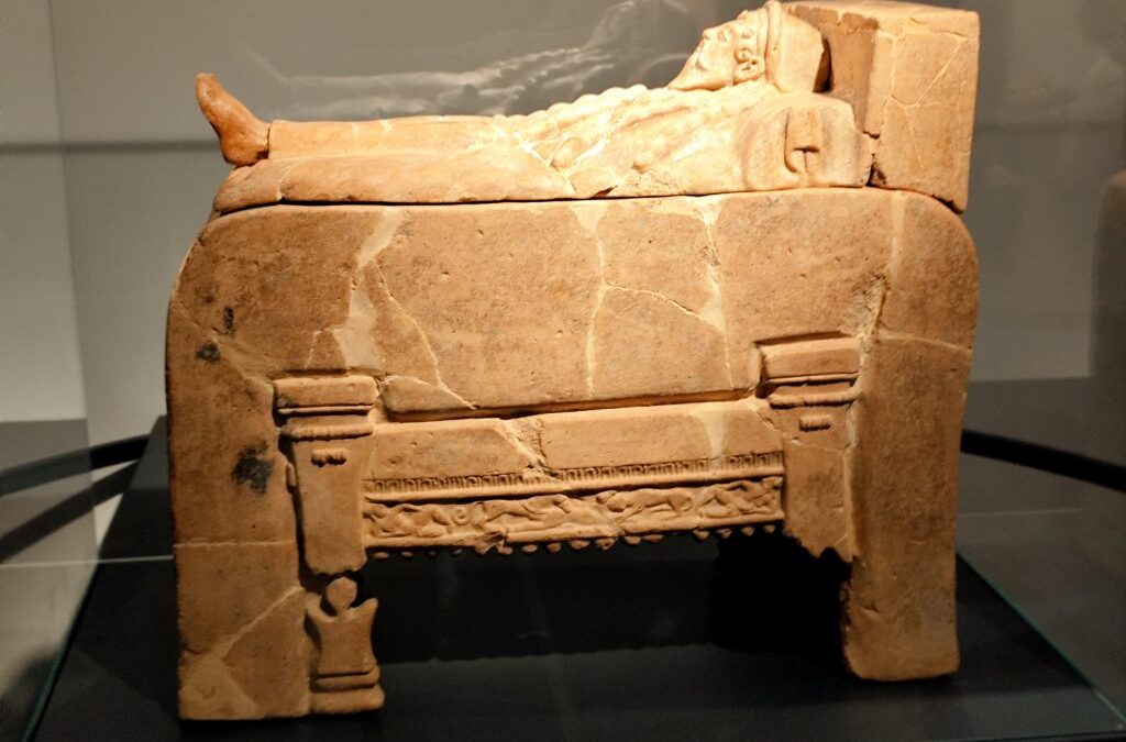 Il corpo che resta: a Civitavecchia un catalogo racconta l’urna etrusca recuperata e il museo che riaprirà a settembre