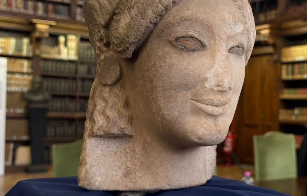 la “testa di Kore” brilla sotto il cielo della Grecia