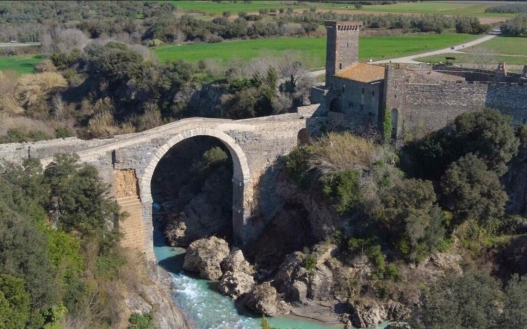 nell’antica Vulci si scava per portare alla luce un teatro romano e un tempio etrusco. E, sotto, ci sono persino le case dei villanoviani. Chi erano? Perchè qui?