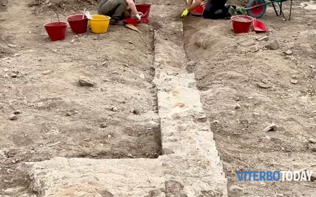 Scavi teatro romano e tempio etrusco a Vulci