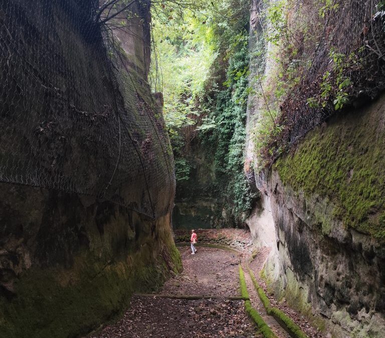 Nelle viscere etrusche di Pitigliano: una passeggiata lungo la Via Cava del Gradone