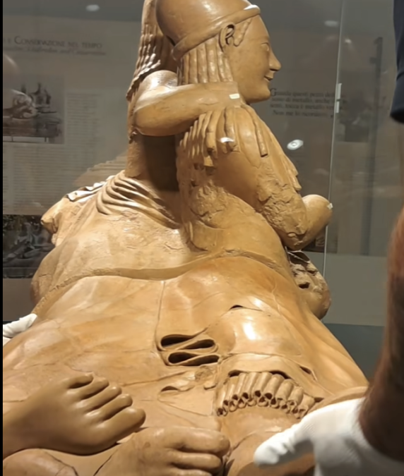Gli Sposi di Villa Giulia tornano a sorridere dalla loro vetrina