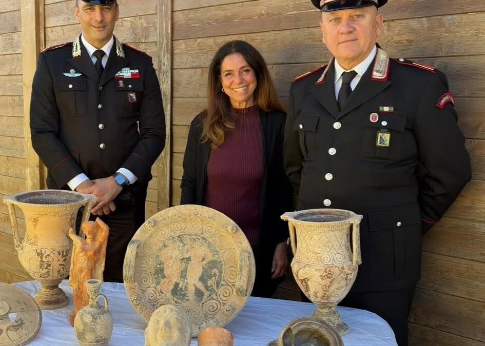 Cerveteri: tornano allo Stato 54 reperti etruschi e romani: tra i tesori due rari crateri di Volterra