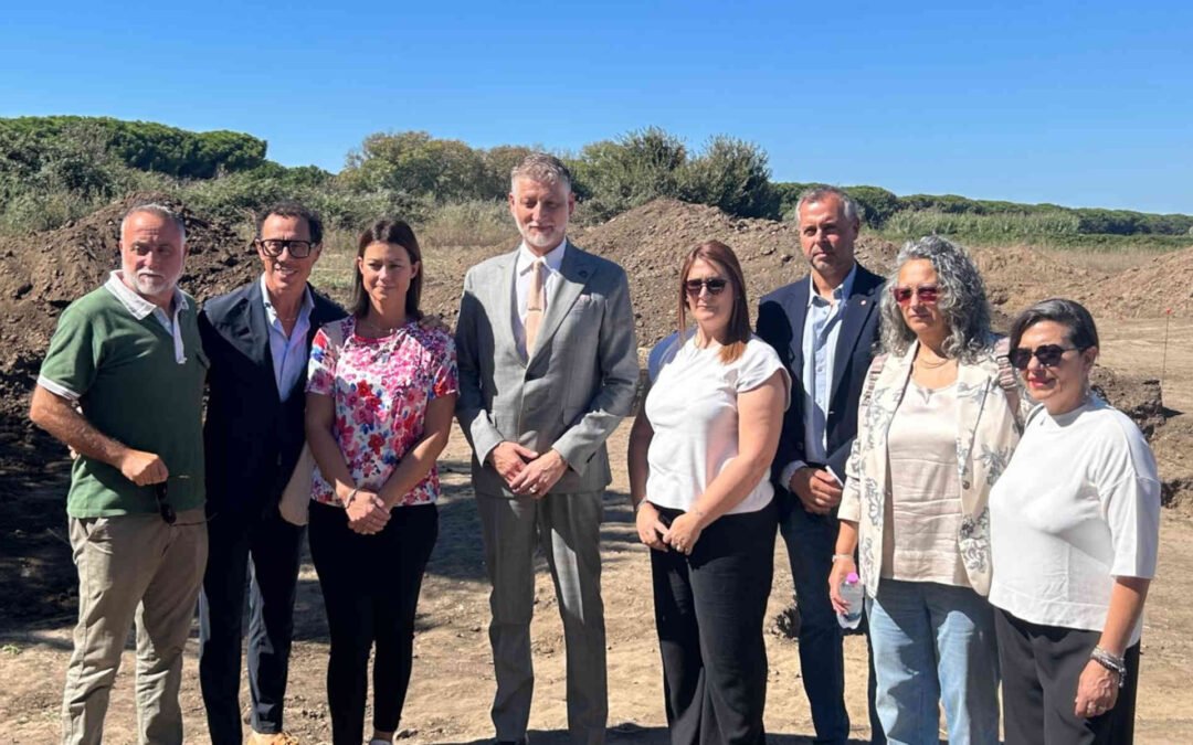 Il ministro Giuli in visita a Vulci: sopralluogo al Parco Archeologico, alla tomba François e agli scavi di Regisvilla